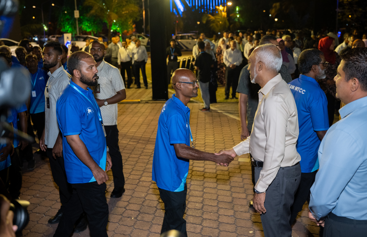 މާލެ ސަރަހައްދަށް ސަރުކާރުން ތައާރަފުކުރި ސަރުކާރުގެ ޓެކްސީ ލައިންގެ ޑްރައިވަރުނާއި ރައީސް ސަލާމް ކުރައްވަނީ.-- ފޮޓޯ: ނިޝާން އަލީ | މިހާރު