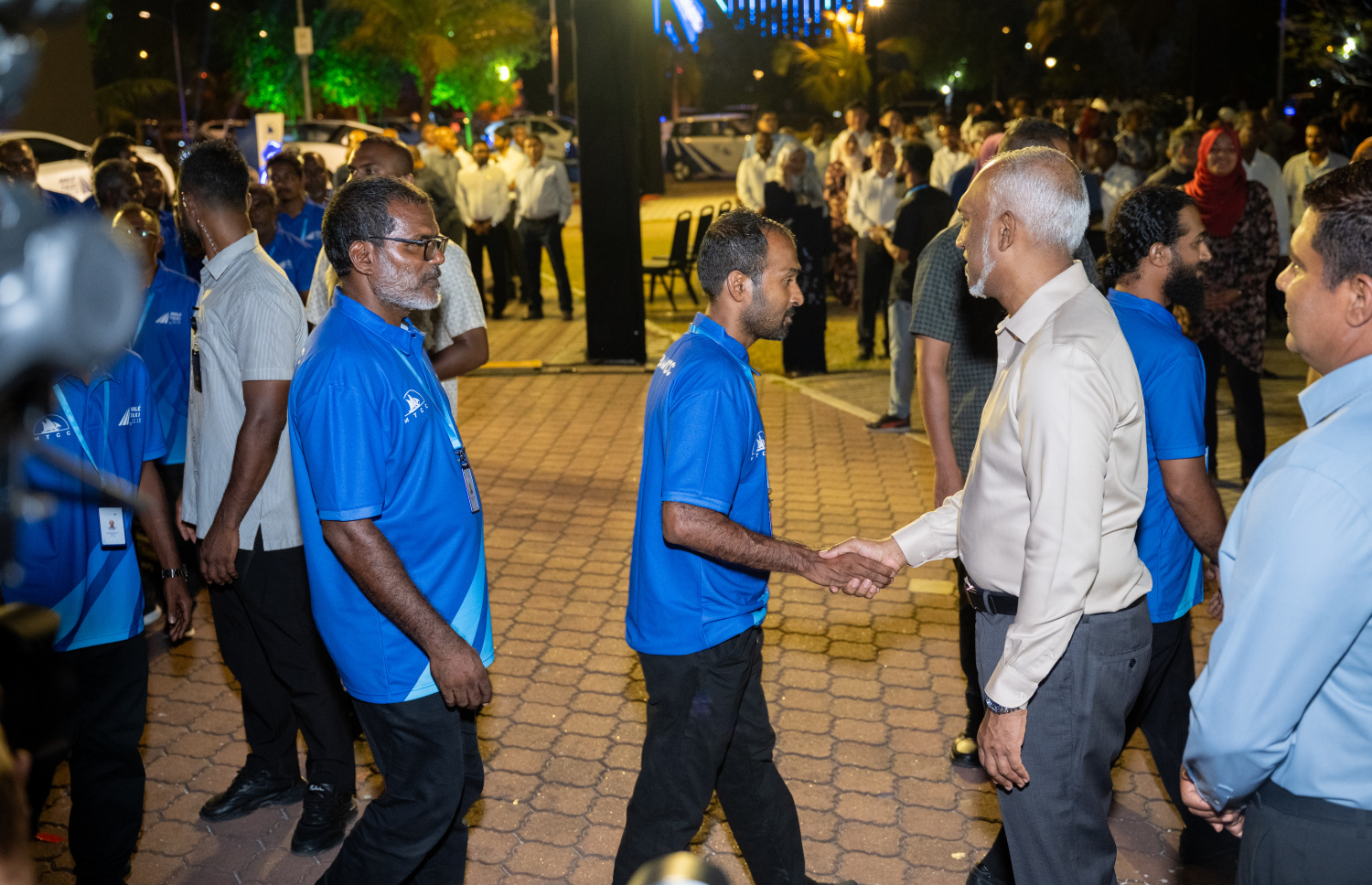 މާލެ ސަރަހައްދަށް ސަރުކާރުން ތައާރަފުކުރި ސަރުކާރުގެ ޓެކްސީ ލައިންގެ ޑްރައިވަރުނާއި ރައީސް ސަލާމް ކުރައްވަނީ.-- ފޮޓޯ: ނިޝާން އަލީ | މިހާރު