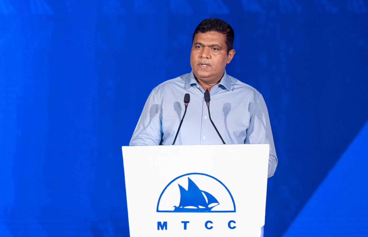 ސަރުކާރުގެ ޓެކްސީ ލައިން އިފްތިތާހު ކުރަން މިރޭ ބޭއްވި ރަސްމިއްޔާތުގައި ޓްރާންސްޕޯޓު މިނިސްޓަރު އަމީން ވާހަކަދައްކަވަނީ.-- ފޮޓޯ: ނިޝާން އަލީ | މިހާރު