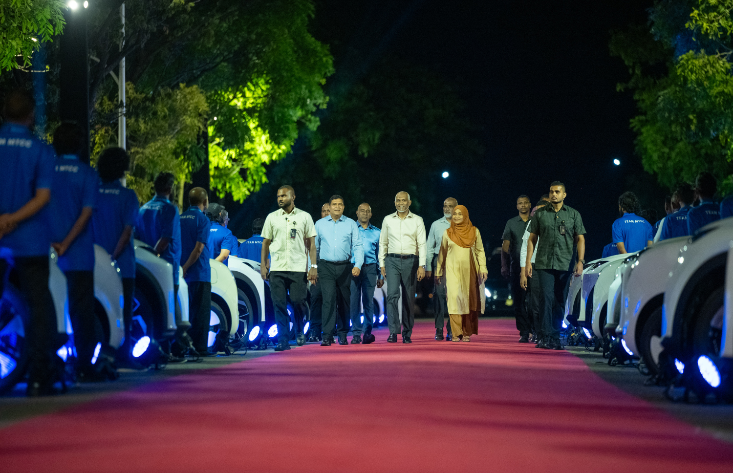 މާލެ ސަރަހައްދަށް ސަރުކާރުން ތައާރަފުކުރި ސަރުކާރުގެ ޓެކްސީ ލައިންގެ ހިދުމަތް ފެށުމަށް ރޭ ހުޅުމާލޭ ސެންޓްރަލް ޕާކުގައި ބޭއްވި ރަސްމިއްޔާތައް ރައީސްގެ ދެކަނބަލުން ވަޑައިގަންނަވަނީ.-- ފޮޓޯ: ނިޝާން އަލީ | މިހާރު