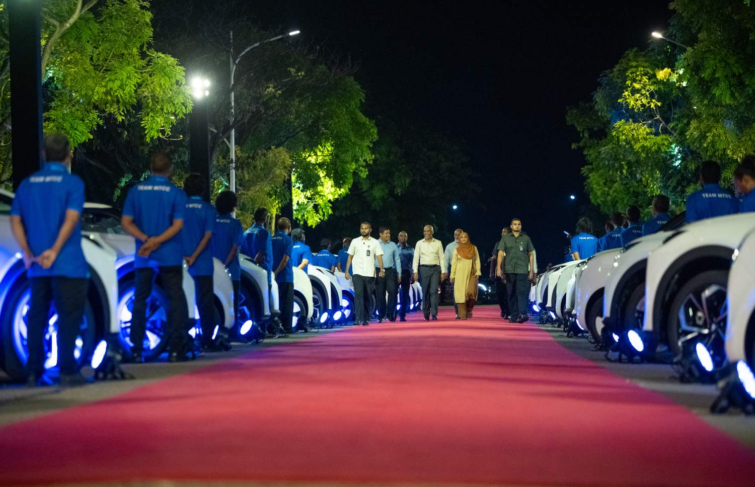 މާލެ ސަރަހައްދަށް ސަރުކާރުން ތައާރަފުކުރި ސަރުކާރުގެ ޓެކްސީ ލައިންގެ ހިދުމަތް ފެށުމަށް ރޭ ހުޅުމާލޭ ސެންޓްރަލް ޕާކުގައި ބޭއްވި ރަސްމިއްޔާތައް ރައީސްގެ ދެކަނބަލުން ވަޑައިގަންނަވަނީ.-- ފޮޓޯ: ނިޝާން އަލީ | މިހާރު