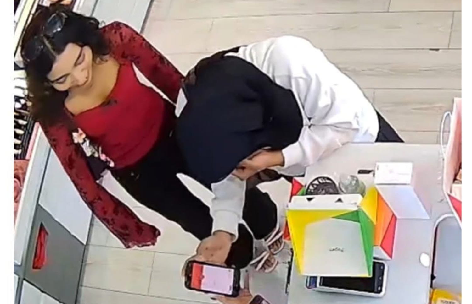 ފޭކް ސްލިޕް ފޮނުވައިގެން ވިޔަފާރިކުރި ދެ އަންހެންކުދިން--