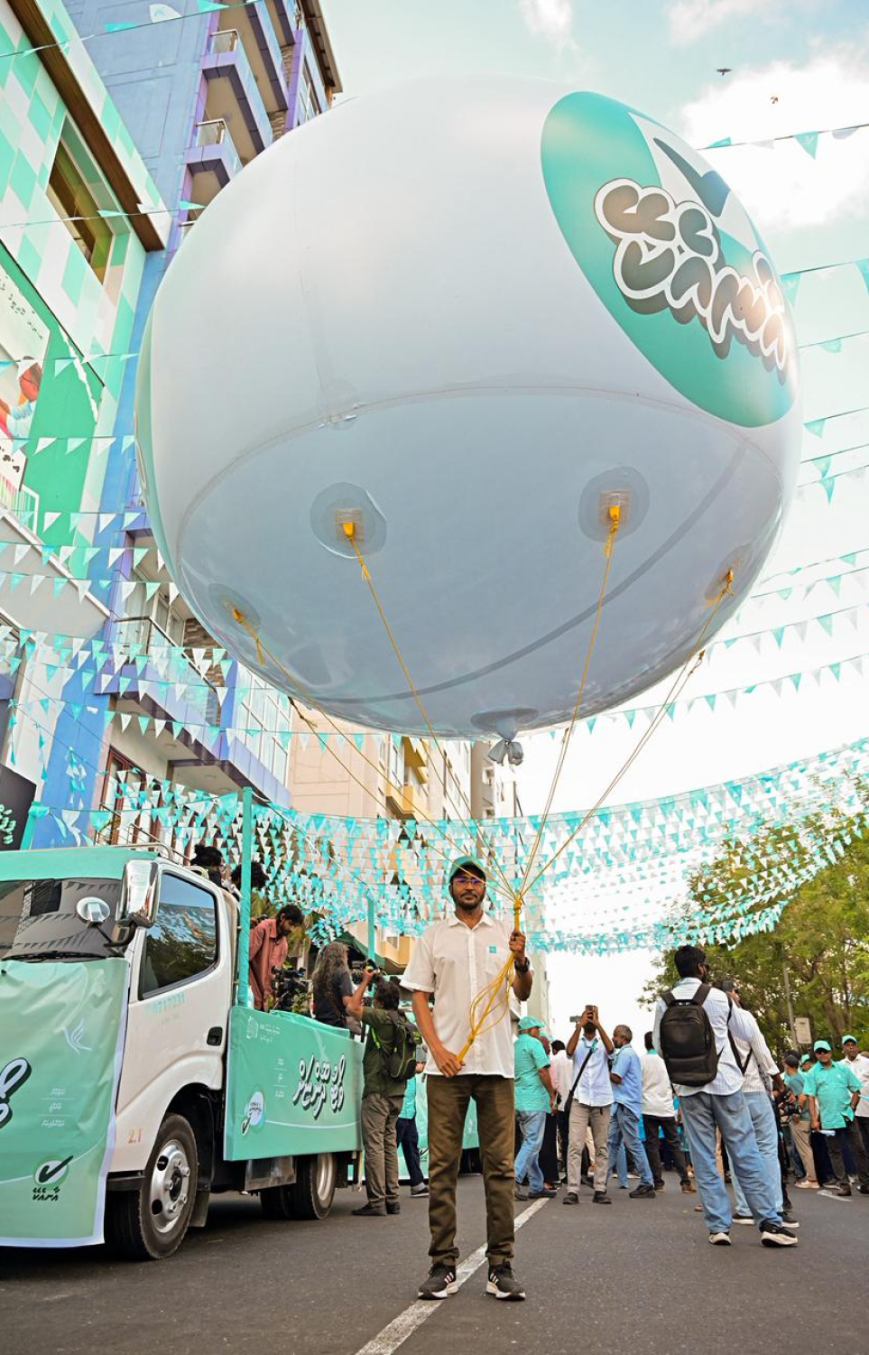 ސަރުކާރު ހިންގާ ޕާޓީ ޕީއެންސީގެ ލޯކަލް ކައުންސިލް އިންތިހާބުގެ ކެމްޕެއިން ނިންމާލުމަށް ބޭއްވި ހިނގާލުމުގައި ޕާޓީގެ ސަޕޯޓަރުން ބައިވެރިވަނީ.-- ފޮޓޯ: ނިޝާން އަލީ | މިހާރު