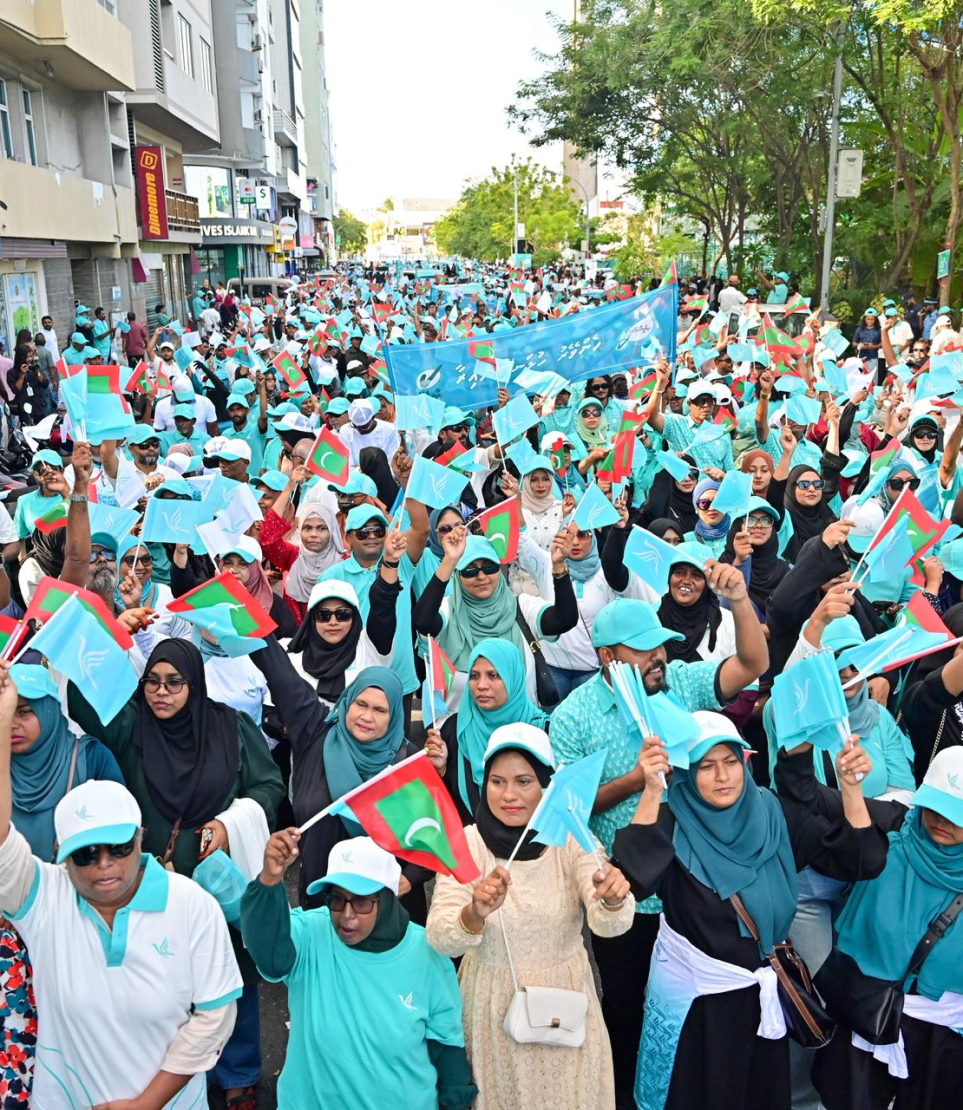 ސަރުކާރު ހިންގާ ޕާޓީ ޕީއެންސީގެ ލޯކަލް ކައުންސިލް އިންތިހާބުގެ ކެމްޕެއިން ނިންމާލުމަށް ބޭއްވި ހިނގާލުމުގައި ޕާޓީގެ ސަޕޯޓަރުން ބައިވެރިވަނީ.-- ފޮޓޯ: ނިޝާން އަލީ | މިހާރު