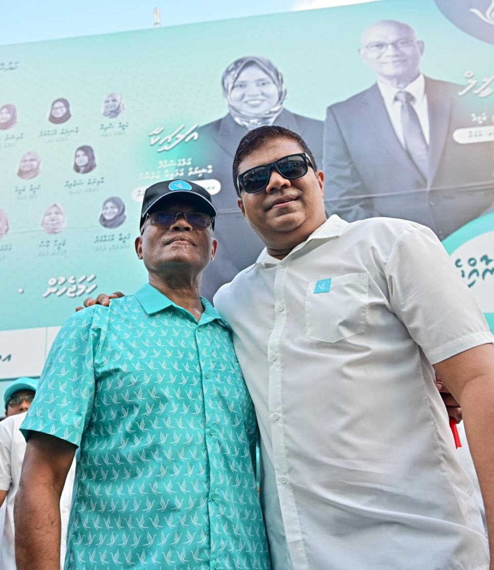 ސަރުކާރު ހިންގާ ޕާޓީ ޕީއެންސީގެ ލޯކަލް ކައުންސިލް އިންތިހާބުގެ ކެމްޕެއިން ނިންމާލުމަށް ބޭއްވި ހިނގާލުމުގައި ޓްރާންސްޕޯޓު މިނިސްޓަރު މުހައްމަދު އަމީނާއި އެ ޕާޓީގެ ފަރާތުން މާލޭގެ މޭޔަރު ކަމަށް ވާދަކުރައްވާ މޫސާ އަލީ ޖަލީލު ބައިވެރިވެވަޑައިގަންނަވަނީ.-- ފޮޓޯ: ނިޝާން އަލީ | މިހާރު