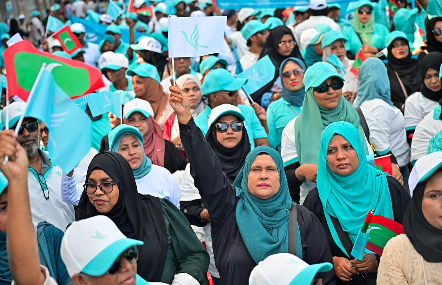 ސަރުކާރު ހިންގާ ޕާޓީ ޕީއެންސީގެ ލޯކަލް ކައުންސިލް އިންތިހާބުގެ ކެމްޕެއިން ނިންމާލުމަށް ބޭއްވި ހިނގާލުމުގައި ޕާޓީގެ ސަޕޯޓަރުން ބައިވެރިވަނީ.-- ފޮޓޯ: ނިޝާން އަލީ | މިހާރު