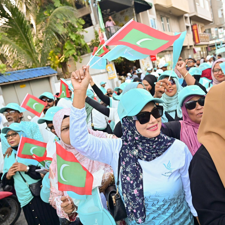 ސަރުކާރު ހިންގާ ޕާޓީ ޕީއެންސީގެ ލޯކަލް ކައުންސިލް އިންތިހާބުގެ ކެމްޕެއިން ނިންމާލުމަށް ބޭއްވި ހިނގާލުމުގައި ޕާޓީގެ ސަޕޯޓަރުން ބައިވެރިވަނީ.-- ފޮޓޯ: ނިޝާން އަލީ | މިހާރު