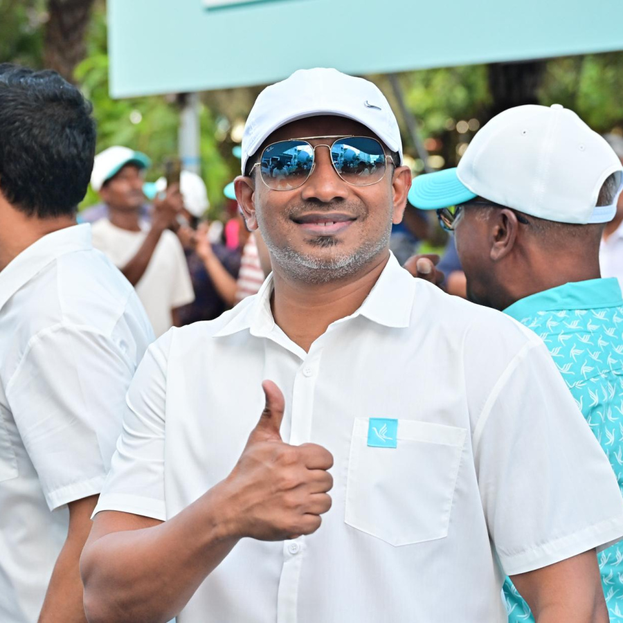 ސަރުކާރު ހިންގާ ޕާޓީ ޕީއެންސީގެ ލޯކަލް ކައުންސިލް އިންތިހާބުގެ ކެމްޕެއިން ނިންމާލުމަށް ބޭއްވި ހިނގާލުމުގައި ރާއްޖެއިން ޖަޕާނަށް ކަނޑައަޅާފައި ހުންނަ ސަފީރު މަހުލޫފު ބައިވެރިވެވަޑައިގަންނަވަނީ.-- ފޮޓޯ: ނިޝާން އަލީ | މިހާރު