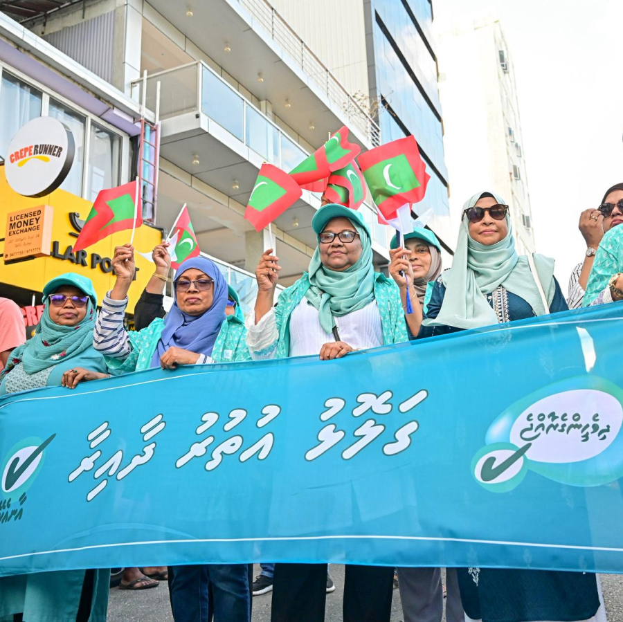 ސަރުކާރު ހިންގާ ޕާޓީ ޕީއެންސީގެ ލޯކަލް ކައުންސިލް އިންތިހާބުގެ ކެމްޕެއިން ނިންމާލުމަށް ބޭއްވި ހިނގާލުމުގައި ޕާޓީގެ ސަޕޯޓަރުން ބައިވެރިވަނީ.-- ފޮޓޯ: ނިޝާން އަލީ | މިހާރު