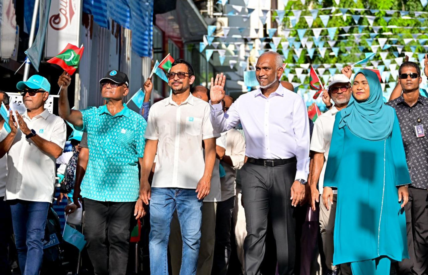 ސަރުކާރު ހިންގާ ޕާޓީ ޕީއެންސީގެ ލޯކަލް ކައުންސިލް އިންތިހާބުގެ ކެމްޕެއިން ނިންމާލުމަށް ބޭއްވި ހިނގާލުމުގައި ރައީސް ޑރ. މުހައްމަދު މުއިއްޒުގެ ދެކަނބަލުންނާއި ޕާޓީގެ އިސްބޭފުޅުން ބައިވެރިވެވަޑައިގަންނަވަނީ.-- ފޮޓޯ: ނިޝާން އަލީ | މިހާރު