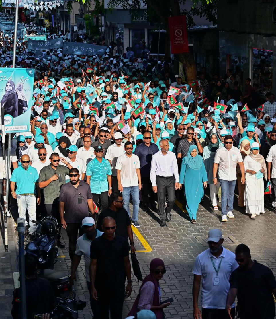 ޕީއެންސީގެ ލޯކަލް ކައުންސިލު އިންތިހާބުގެ ކެމްޕެއިނު ނިންމުމުގެ ހަރަކާތުގައި ރައީސާއި ސަރުކާރުގެ އިސްވެރިން ބައިވެރިވެވަޑައިގަންނަވަނީ --- ފޮޓޯ: ނިޝާން އަލީ | މިހާރު