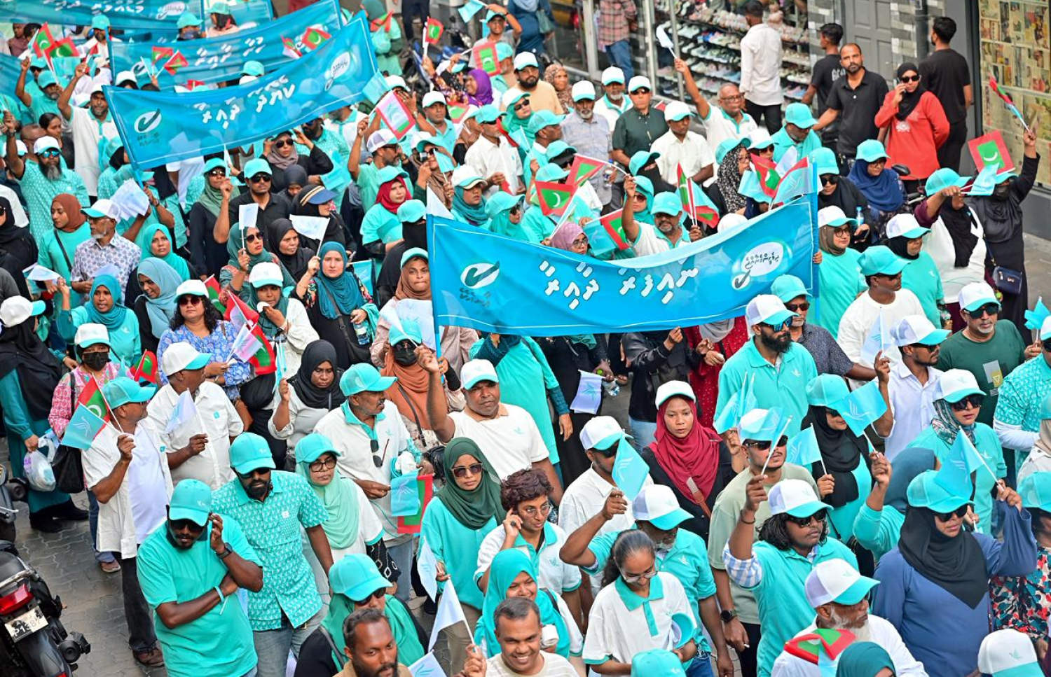 ސަރުކާރު ހިންގާ ޕާޓީ ޕީއެންސީގެ ލޯކަލް ކައުންސިލް އިންތިހާބުގެ ކެމްޕެއިން ނިންމާލުމަށް ބޭއްވި ހިނގާލުމުގައި ޕާޓީގެ ސަޕޯޓަރުން ބައިވެރިވަނީ.-- ފޮޓޯ: ނިޝާން އަލީ | މިހާރު