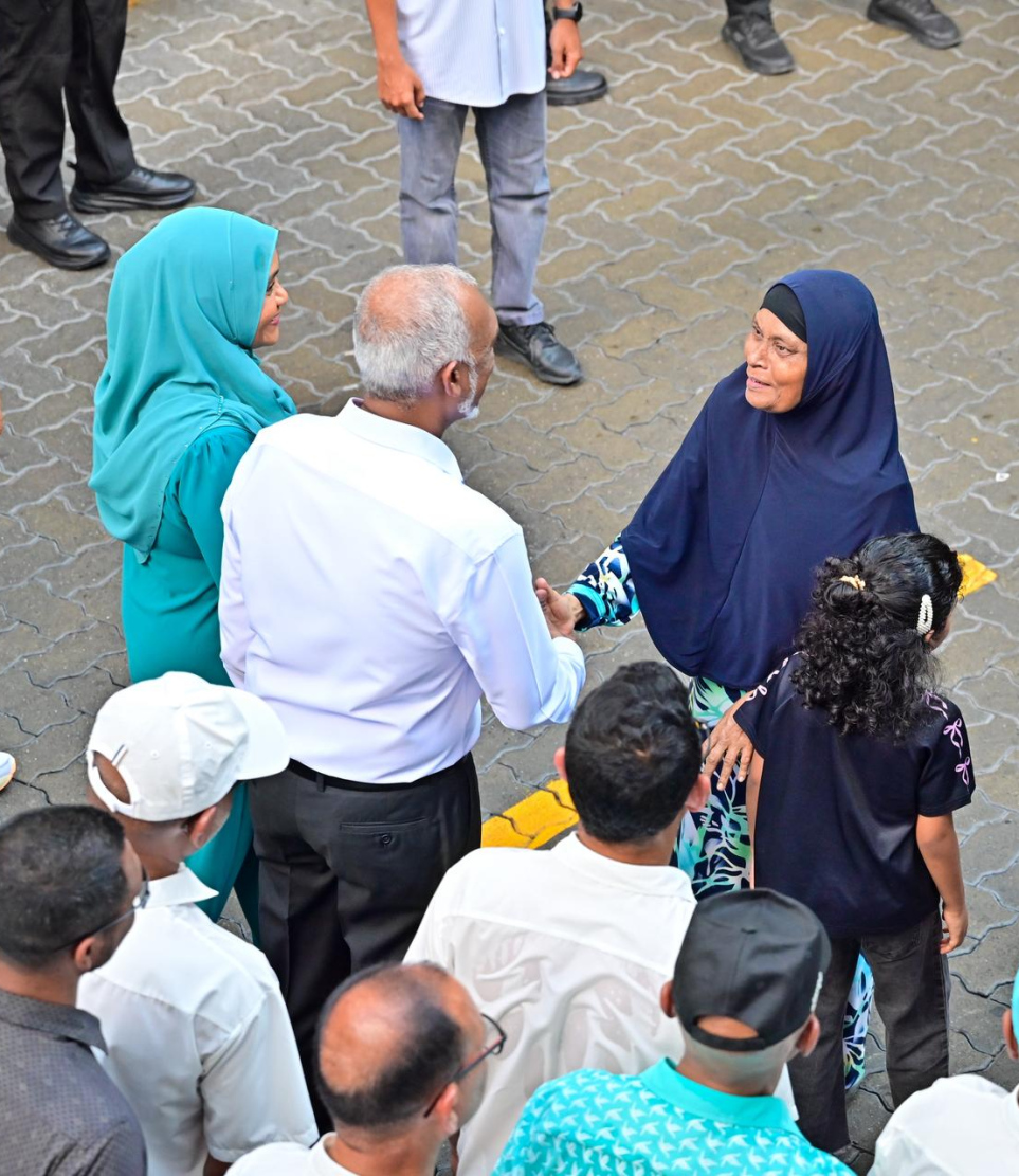 ސަރުކާރު ހިންގާ ޕާޓީ ޕީއެންސީގެ ލޯކަލް ކައުންސިލް އިންތިހާބުގެ ކެމްޕެއިން ނިންމާލުމަށް ބޭއްވި ހިނގާލުމުގައި ރައީސް ޑރ. މުހައްމަދު މުއިއްޒު، އުމުރުން ދުވަސްވީ އަންހެނަކާ ސަލާންކުރައްވަނީ.-- ފޮޓޯ: ނިޝާން އަލީ | މިހާރު