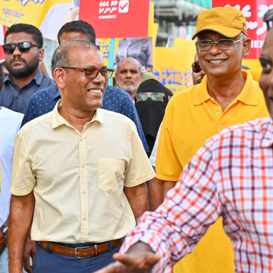 އިދިކޮޅު އެންމެ ބޮޑު ޕާޓީ އެމްޑީޕީން ލޯކަލް ކައުންސިލް އިންތިހާބުގެ ކެމްޕެއިން ނިންމާލުމަށް ބޭއްވި ހިނގާލުމުގައި ކުރީގެ ރައީސް އިބްރާހިމް މުހައްމަދު ސޯލިހާއި ކުރީގެ ރައީސް މުހައްމަދު ނަޝީދު ބައިވެރިވެވަޑައިގަންނަވަނީ.-- ފޮޓޯ: ފަޔާޒު މޫސާ | މިހާރު