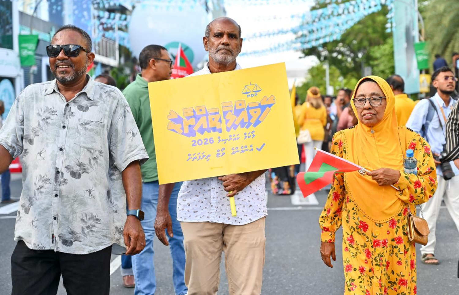 އިދިކޮޅު އެންމެ ބޮޑު ޕާޓީ އެމްޑީޕީން ލޯކަލް ކައުންސިލް އިންތިހާބުގެ ކެމްޕެއިން ނިންމާލުމަށް ބޭއްވި ހިނގާލުމުގައި ޕާޓީގެ ސަޕޯޓަރުން ބައިވެރިވަނީ.-- ފޮޓޯ: ފަޔާޒު މޫސާ | މިހާރު