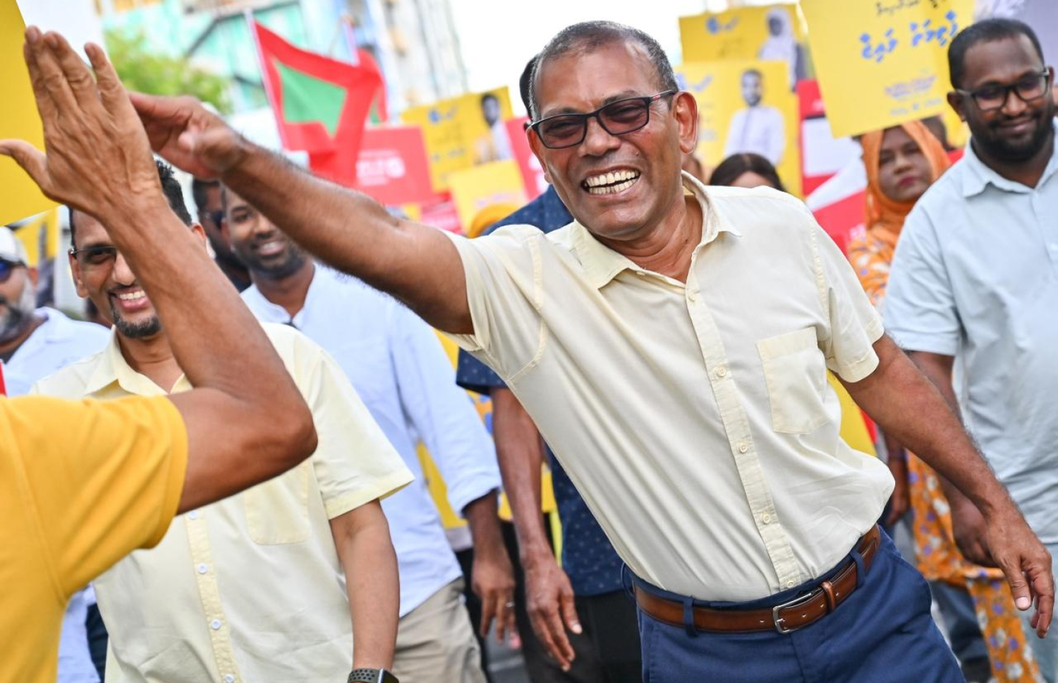 އިދިކޮޅު އެންމެ ބޮޑު ޕާޓީ އެމްޑީޕީން ލޯކަލް ކައުންސިލް އިންތިހާބުގެ ކެމްޕެއިން ނިންމާލުމަށް ބޭއްވި ހިނގާލުމުގައި ކުރީގެ ރައީސް މުހައްމަދު ނަޝީދު ބައިވެރިވެވަޑައިގަންނަވަނީ.-- ފޮޓޯ: ފަޔާޒު މޫސާ | މިހާރު