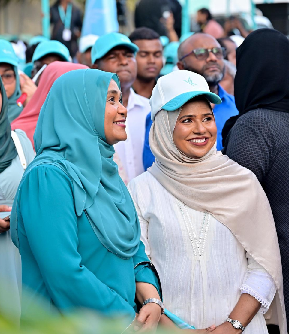 ސަރުކާރު ހިންގާ ޕާޓީ ޕީއެންސީގެ ލޯކަލް ކައުންސިލް އިންތިހާބުގެ ކެމްޕެއިން ނިންމާލުމަށް ބޭއްވި ހިނގާލުމުގައި ރައީސްގެ އަނބިކަނބަލުން މެޑަމް ސާޖިދާ އާއި ޕީއެންސީގެ ފަރާތުން މާލޭ ސިޓީ ކައުންސިލްގެ އަންހެނުންގެ ކޮމިޓީގެ ރައީސާ ކަމަށް ވާދަކުރައްވާ އަލައިކާ.-- ފޮޓޯ: ނިޝާން އަލީ | މިހާރު