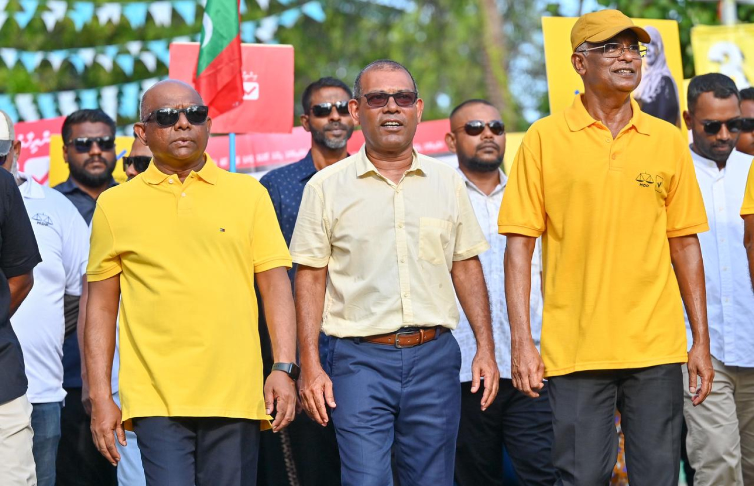 އިދިކޮޅު އެންމެ ބޮޑު ޕާޓީ އެމްޑީޕީން ލޯކަލް ކައުންސިލް އިންތިހާބުގެ ކެމްޕެއިން ނިންމާލުމަށް ބޭއްވި ހިނގާލުމުގައި ކުރީގެ ރައީސް އިބްރާހިމް މުހައްމަދު ސޯލިހާއި (ކ) ކުރީގެ ރައީސް މުހައްމަދު ނަޝީދު އަދި ކުރީގެ ފޮރިން މިނިސްޓަރު އަބްދުﷲ ޝާހިދު ބައިވެރިވެވަޑައިގަންނަވަނީ.-- ފޮޓޯ: ފަޔާޒު މޫސާ | މިހާރު