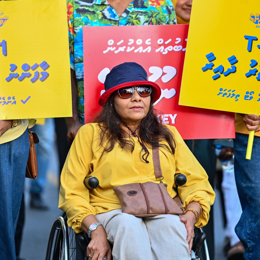 އިދިކޮޅު އެންމެ ބޮޑު ޕާޓީ އެމްޑީޕީން ލޯކަލް ކައުންސިލް އިންތިހާބުގެ ކެމްޕެއިން ނިންމާލުމަށް ބޭއްވި ހިނގާލުމުގައި ޕާޓީގެ ސަޕޯޓަރުން ބައިވެރިވަނީ.-- ފޮޓޯ: ފަޔާޒު މޫސާ | މިހާރު