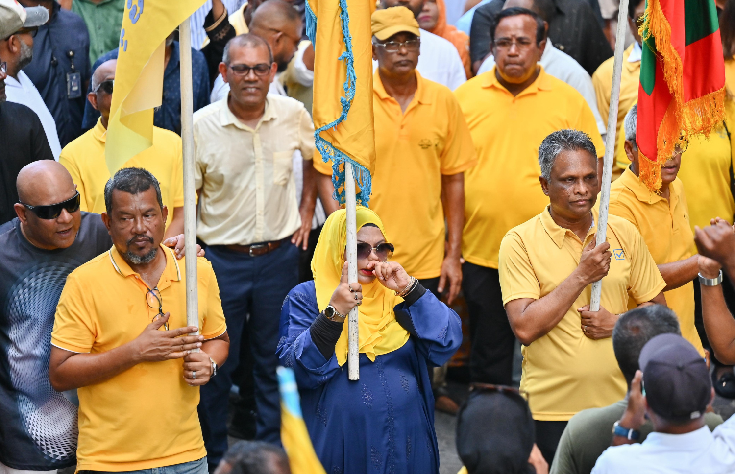 އިދިކޮޅު އެންމެ ބޮޑު ޕާޓީ އެމްޑީޕީން ލޯކަލް ކައުންސިލް އިންތިހާބުގެ ކެމްޕެއިން ނިންމާލުމަށް ބޭއްވި ހިނގާލުމުގައި ކުރީގެ ރައީސް އިބްރާހިމް މުހައްމަދު ސޯލިހާއި ކުރީގެ ރައީސް މުހައްމަދު ނަޝީދު އަދި ޕާޓީގެ އިސްބޭފުޅުން ބައިވެރިވެވަޑައިގަންނަވަނީ.-- ފޮޓޯ: ފަޔާޒު މޫސާ | މިހާރު