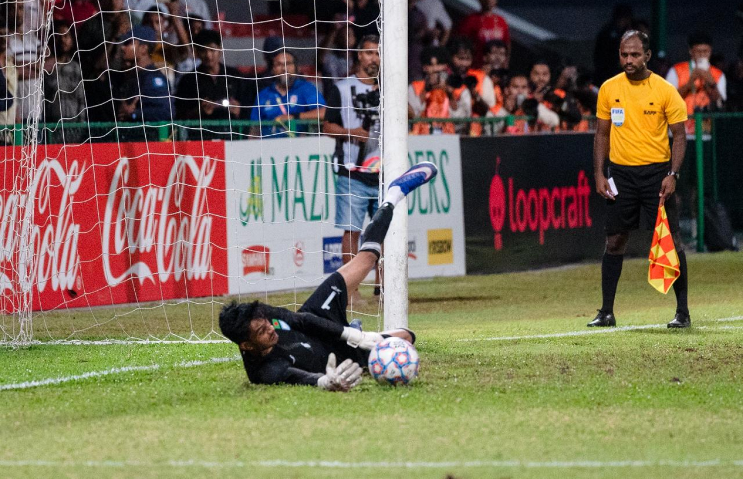 ބަންގްލަދޭޝްގެ ގޯލްކީޕަރު މާހިން، އިންޑިއާގެ ފުރަތަމަ ޕެނަލްޓީ މަތަކުރަނީ.-- ފޮޓޯ: ފަޔާޒް މޫސާ/ މިހާރު