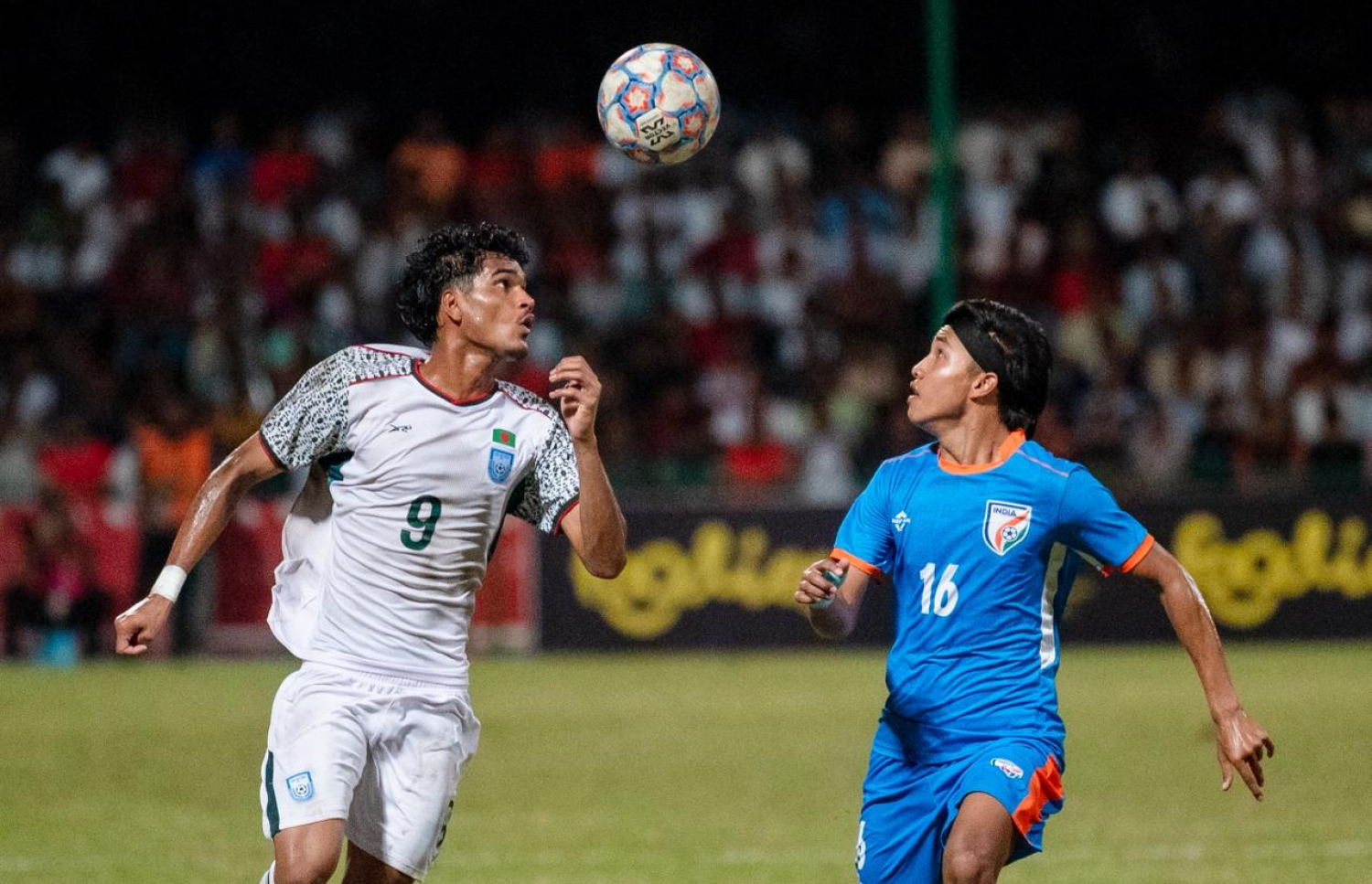 އިންޑިއާގެ ރޯޝަން ސިންގް (ކ) އާއި ބަންގްލަދޭޝްގެ މުހައްމަދު މަނިކު (ވ) ބޯޅައަށް މަސައްކަތް ކުރަނީ.-- ފޮޓޯ: ފަޔާޒު މޫސާ/ މިހާރު