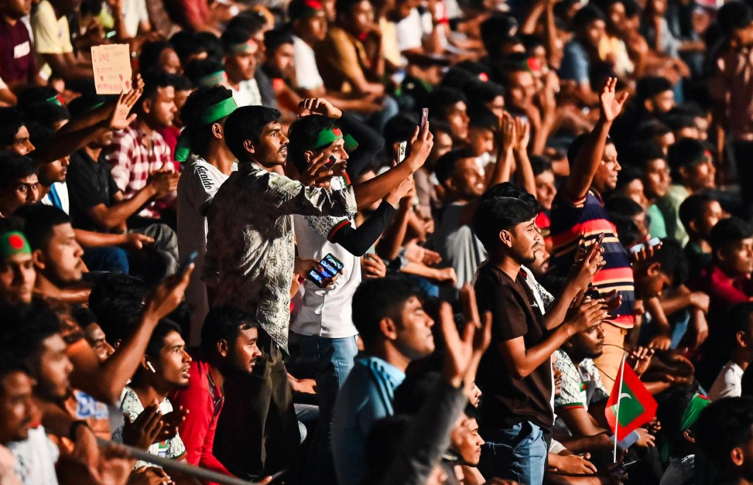 މިރޭގެ ފައިނަލް މެޗު ބަލަން ވަދެ ތިބި ބަންގްލަދޭޝްގެ ސަޕޯޓަރުން.-- ފޮޓޯ: ފަޔާޒް މޫސާ/ މިހާރު