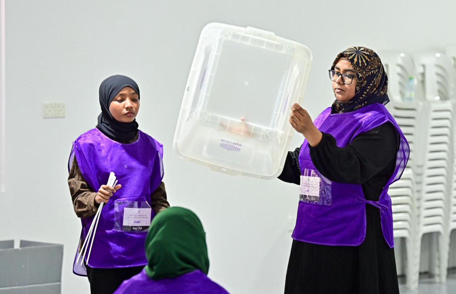 މިއަދު ހެނދުނު ވޯޓްލާން ފެށުމުގެ ކުރިން އޮފިޝަލުން ވޯޓް ފޮށި ދައްކާލަނީ --- މިހާރު ފޮޓޯ/ނިޝާން އަލީ