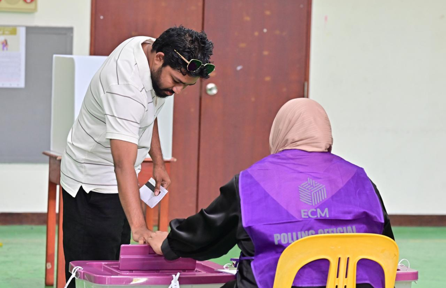 މިއަދު ކުރިއަށް ގެންދާ ލޯކަލް އިންތިހާބުގައި މީހަކު ވޯޓުލަނީ.---ފޮޓޯ: ނިޝާން އަލީ| މިހާރު