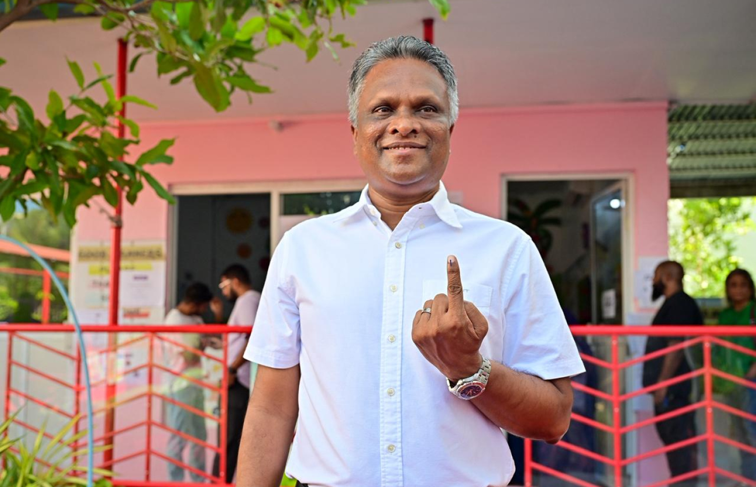 މާލޭ ސިޓީގެ މޭޔަރު ކަމަށް ވާދަކުރާ އާދަމް އާޒިމް ވޯޓް ދެއްވިކަން ހާމަކުރައްވަނީ --- މިހާރު ފޮޓޯ/ނިޝާން އަލީ