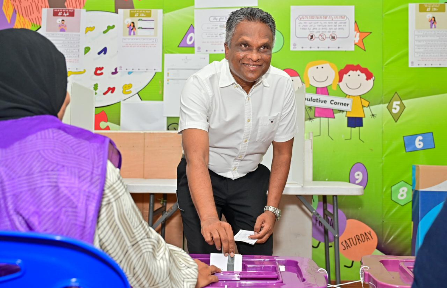 މޭޔަރު ކަމަށް ވާދަކުރައްވާ އާޒިމް ވޯޓުލައްވަނީ --- މިހާރު ފޮޓޯ/ނިޝާން އަލީ