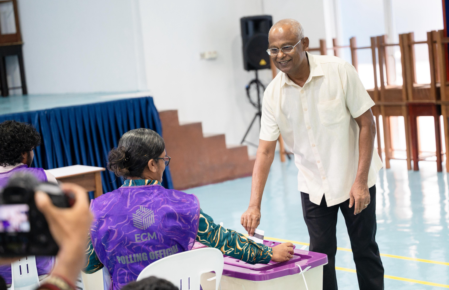 ކުރީގެ ރައީސް އިބްރާހިމް މުހައްމަދު ސޯލިހް ވޯޓް ދެއްވަނީ --- މިހާރު ފޮޓޯ/ފަޔާޒު މޫސާ