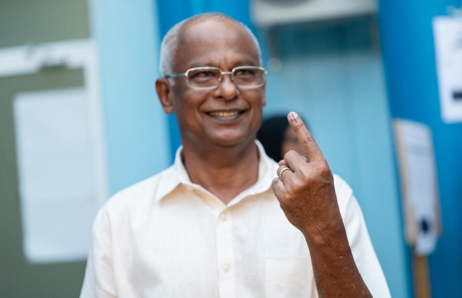 ކުރީގެ ރައީސް އިބްރާހިމް މުހައްމަދު ސޯލިހް ވޯޓުލެއްވުމަށްފަހު އިނގިލީގެ ކުރެހުން ދައްކާލައްވަނީ --- މިހާރު ފޮޓޯ/ފަޔާޒް މޫސާ