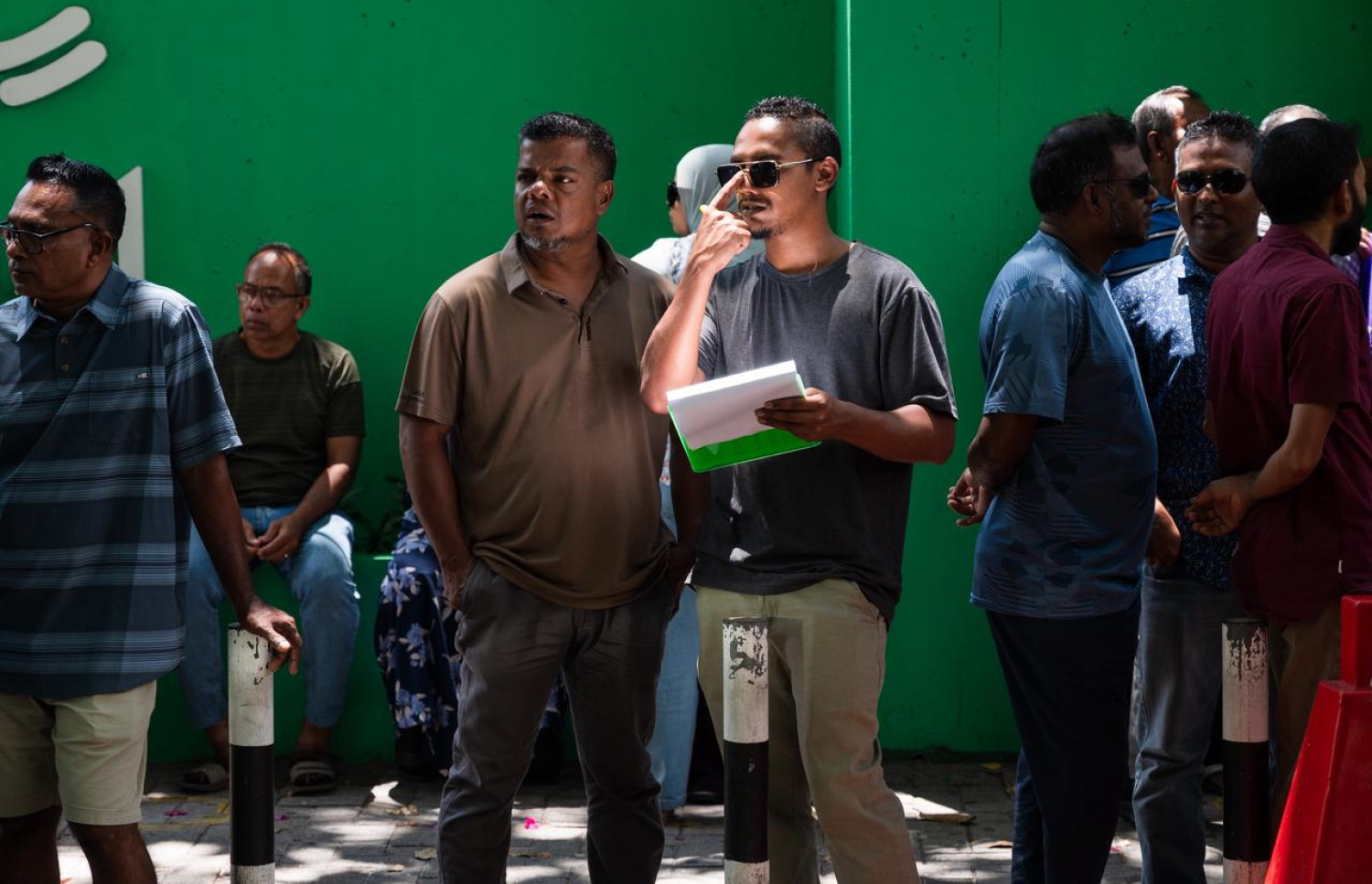 ލޯކަލް ކައުންސިލް އިންތިހާބުގެ ވޯޓަށް މާލޭގައި ބަޔަކު ވޯޓުލާ މަރުކަޒެއްގެ ބޭރުގައި މަޑުކޮށްލައިގެން: މިއަދު އިހުސާސްކުރެވޭ ހޫނުމިން ވަރަށް މަތި.-- ފޮޓޯ: ފަޔާޒް މޫސާ | މިހާރު