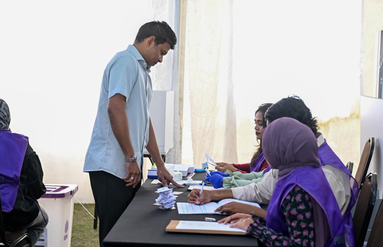 ނައިބު ރައީސް ހުސައިން މުހައްމަދު ލަތީފް ވޯޓް ލެއްވުމަށް ވޯޓުލާ މަރުކަޒެއްގައި --- ފޮޓޯ/ރައީސް އޮފީސް