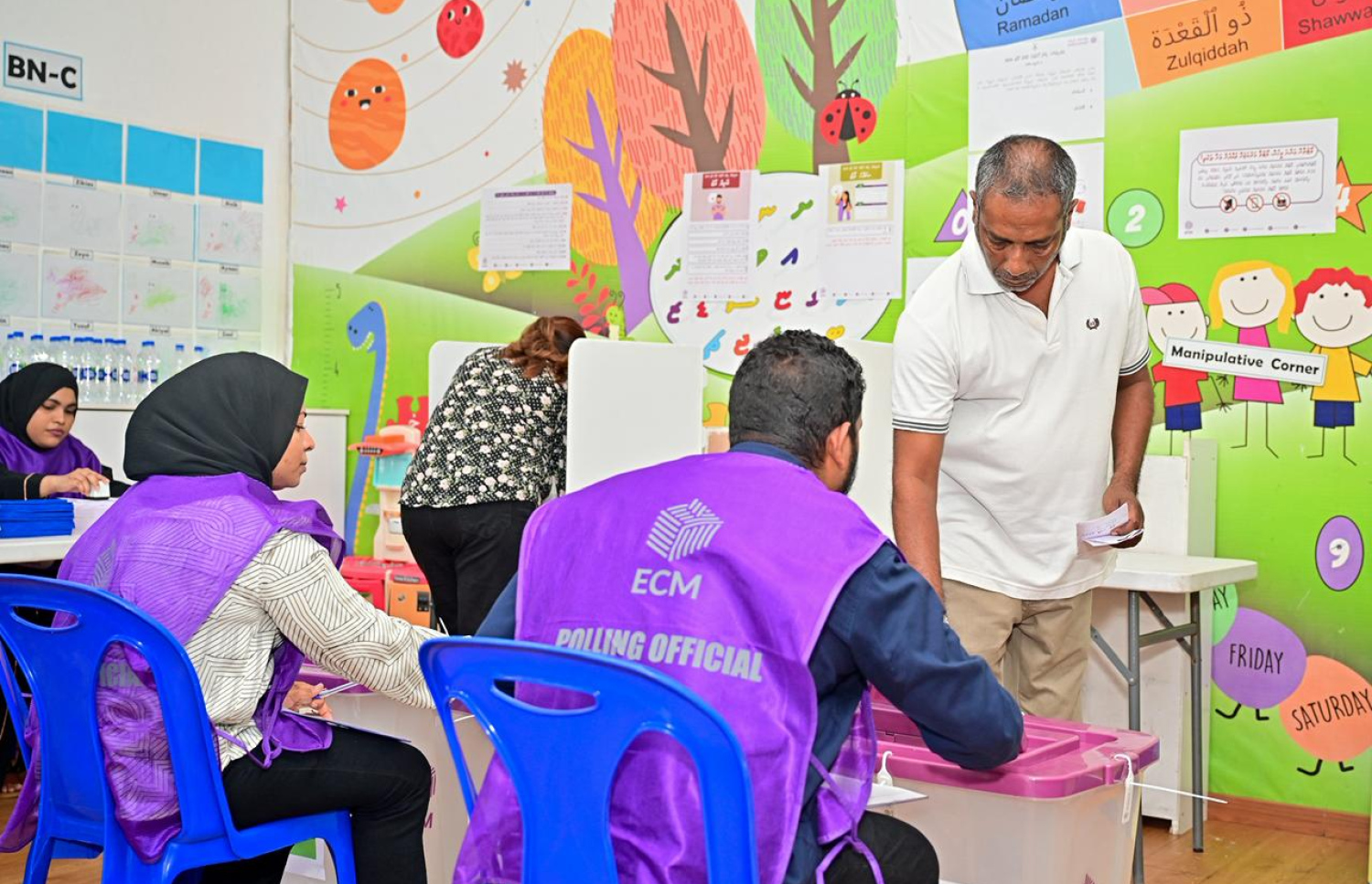 އިންތިހާބުގައި މީހަކު ވޯޓު ކަރުދާސް ފޮއްޓަށް ވައްޓާލަނީ --- މިހާރު ފޮޓޯ/ނިޝާން އަލީ