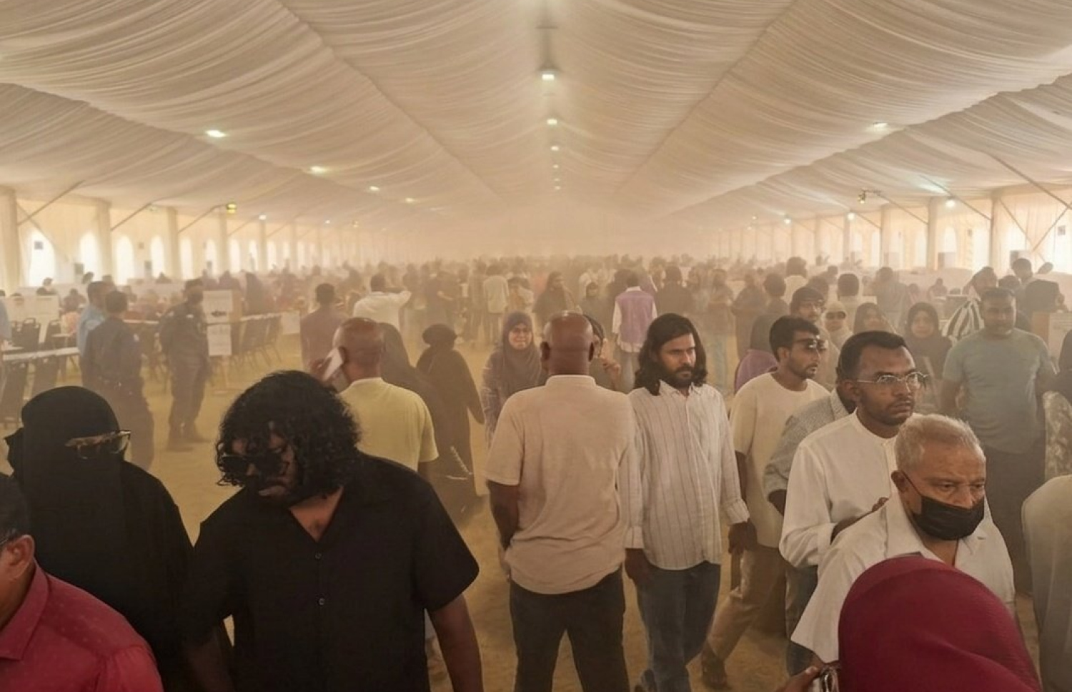 ވޯޓުލާން ގިނަ ބަޔަކު ގޮސް ތިބިއިރު ޓެންޓުގައި ހިރަފުސް ބޯވެފައި. -- ޓުވިޓާ ފޮޓޯ: ނާޖިހު ދީދީ