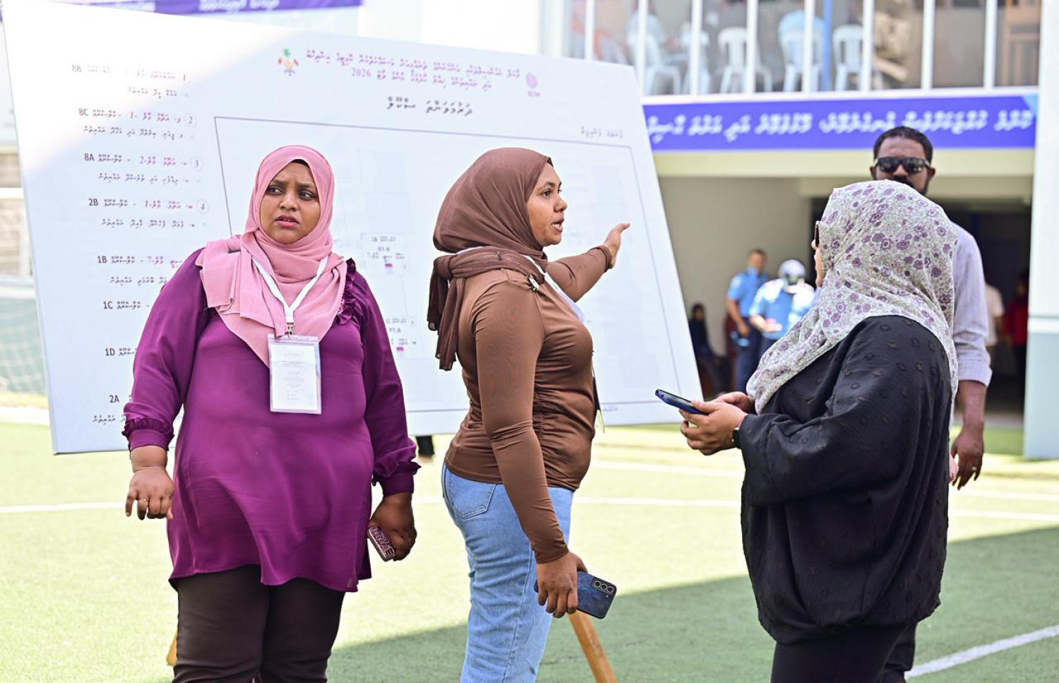 އިންތިހާބުގެ މަރުކަޒެއްގައި ބަޔަކު ހަރަކާތްތެރިވަނީ --- މިހާރު ފޮޓޯ/ނިޝާން އަލީ