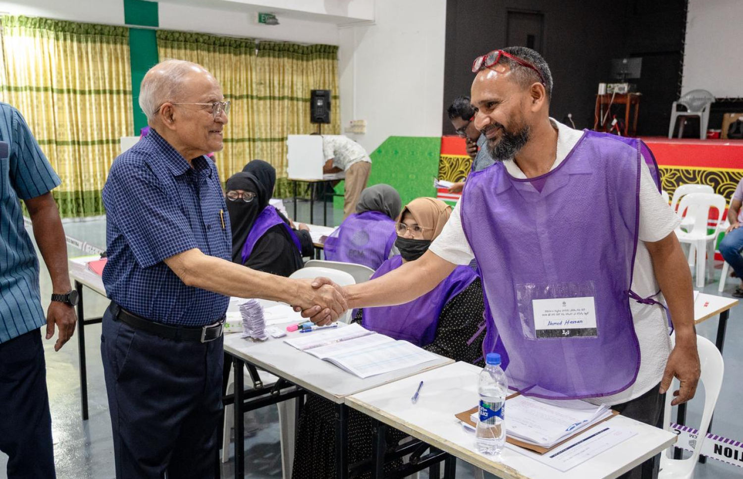 ކުރީގެ ރައީސް މައުމޫން އަބްދުލް ގައްޔޫމް، ވޯޓް ދެއްވުމަށް ވަޑައިގަންނަވަނީ --- މިހާރު ފޮޓޯ/ފަޔާޒް މޫސާ