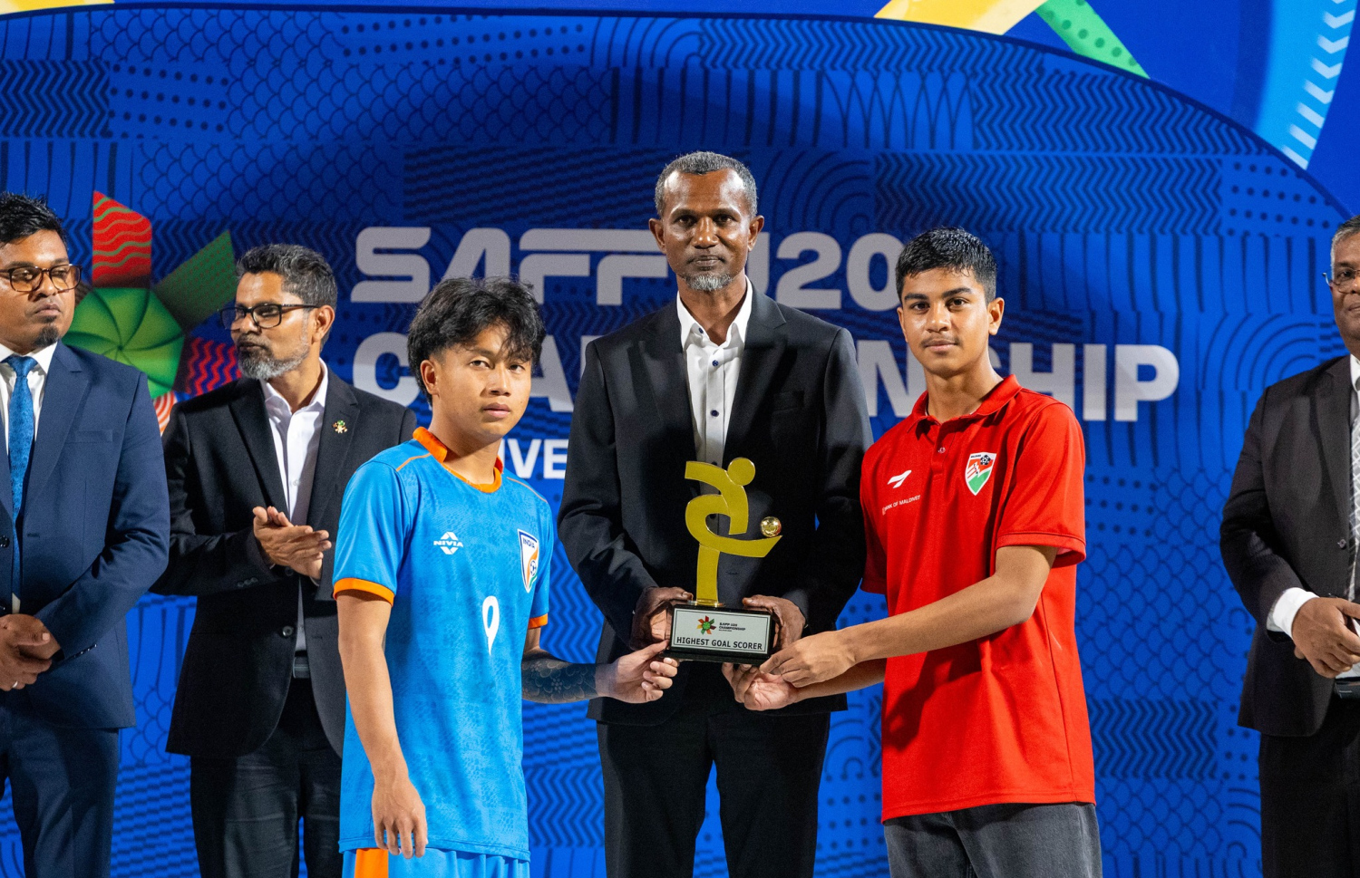 އިލާން (ކ) އާއި އޮމަންގް ޑޯޑަމް، ސާފް 20 އަހަރުންދަށުގެ އެންމެ ގިނަ ލަނޑު ޖެހި ކުޅުންތެރިޔާގެ އެވޯޑް ޓްރޮފީއާ އެކު ފޮޓޯ ނަގަނީ --- ފޮޓޯ: ސާފް