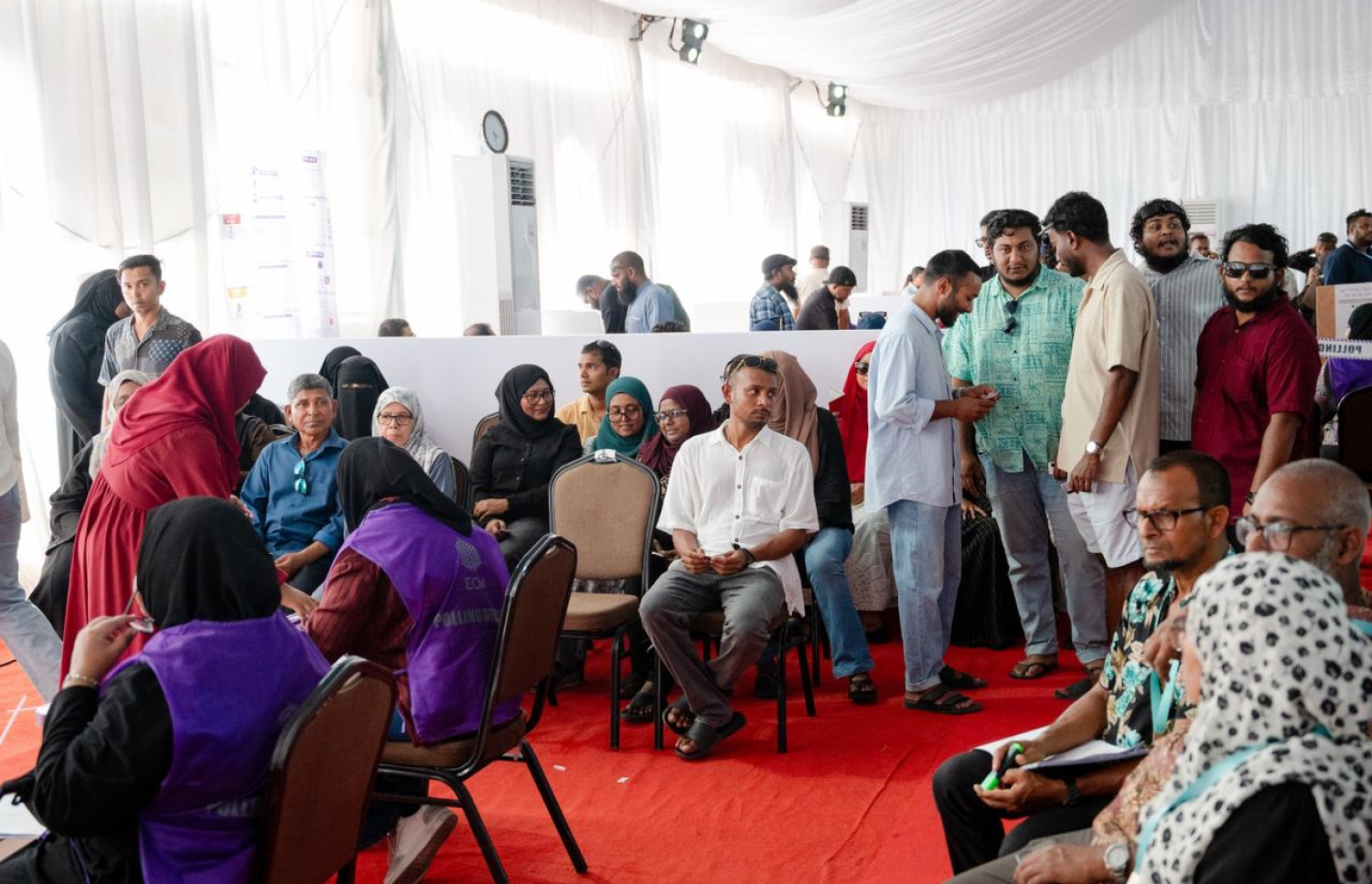 ވޯޓުލުމަށް މީހުން ކިޔުގައި ޖެހިފައި-- ފޮޓޯ: ފަޔާޒު މޫސާ | މިހާރު