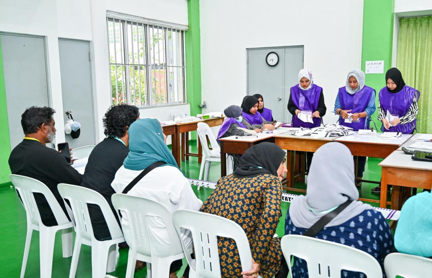 މާލޭގެ ސްކޫލެއްގައި ހުރި ވޯޓުފޮށްޓެއް ކަނޑައި، ވޯޓު ގުނަން އޮފިޝަލުން ތައްޔާރުވަނީ.-- ފޮޓޯ: ފަޔާޒް މޫސާ | މިހާރު