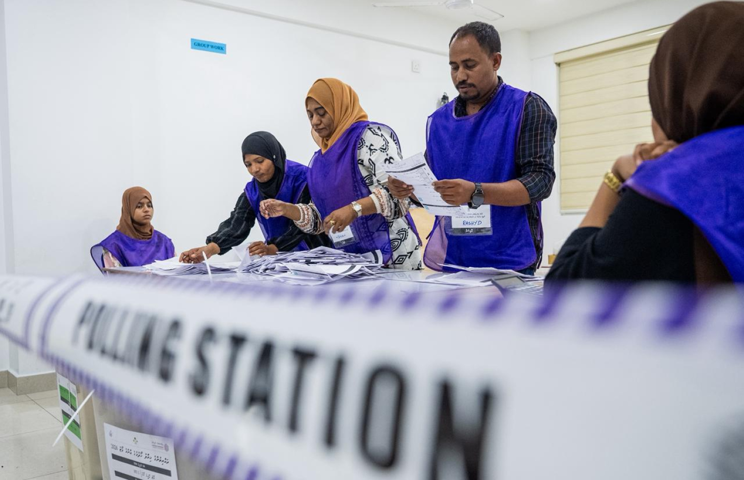 ވޯޓު ގުނުމުގެ މަސައްކަތް އިންތިހާބީ އޮފިޝަލުން ކުރަނީ: ގިނަ ވޯޓުފޮށިތަކެއް ކަނޑައި ވޯޓު ގުނަން މިހާރު ވަނީ ފަށައިފައި.-- ފޮޓޯ: ނިޝާން އަލީ | މިހާރު