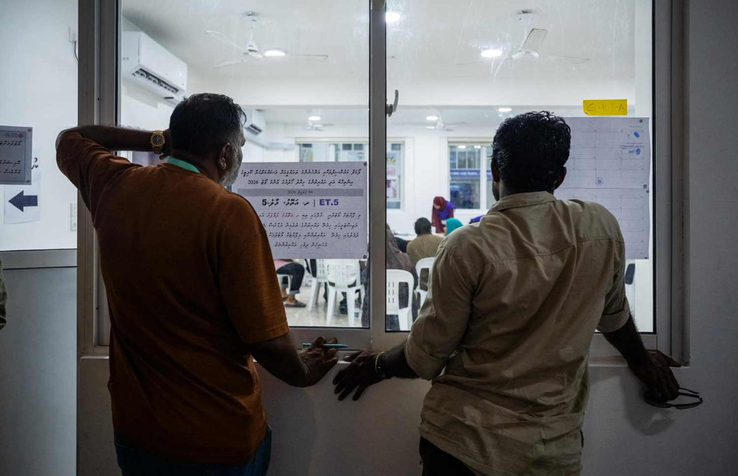 ވޯޓު ގުނުމުގެ މަސައްކަތް އިންތިހާބީ އޮފިޝަލުން ކުރާއިރު އެ މަންޒަރު ބަލަން މޮނީޓަރުން ވޯޓުލާ މަރުކަޒުގެ ބޭރުގައި މަޑުކޮށްލައިގެން: ގިނަ ވޯޓުފޮށިތަކެއް ކަނޑައި ވޯޓު ގުނަން މިހާރު ވަނީ ފަށައިފައި.-- ފޮޓޯ: ނިޝާން އަލީ | މިހާރު