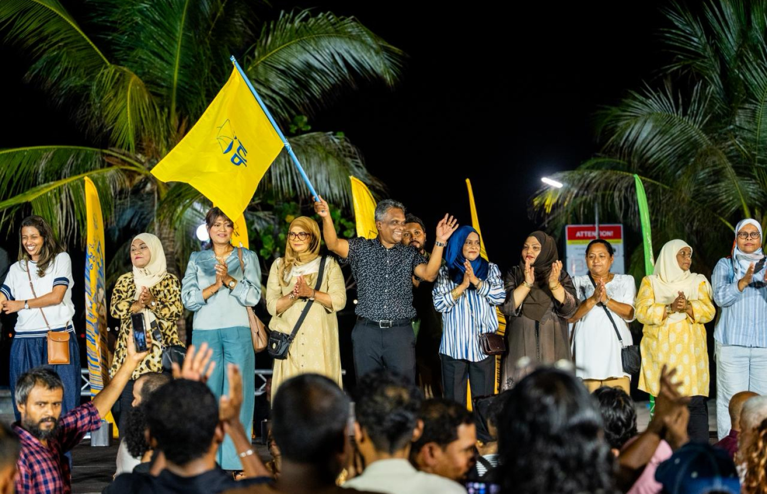 އެމްޑީޕީއަށް ލިބުނު ކާމިޔާބީ ފާހަގަކުރުމަށް ރޭ ދަންވަރު ބޭއްވި ހަރަކާތް-- ފޮޓޯ: ނިޝާން އަލީ | މިހާރު