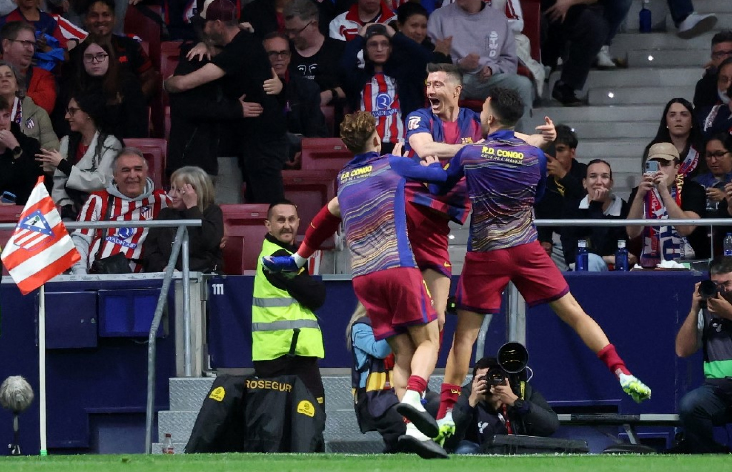 ލެވަންޑޯސްކީ ބާސާ މޮޅުވި ގޯލު ޖެހުމަށް ފަހު އުފާފާޅު ކުރަނީ.-- ފޮޓޯ: އޭއެފްޕީ