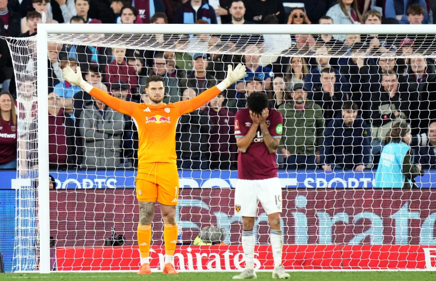 ލީޑްސްގެ ކީޕަރު، ވެސްޓް ހޭމްގެ ހަތަރު ވަނަ ޕެނަލްޓި މަތަ ކުރުމަށް ފަހު.-- ފޮޓޯ: އޭއެފްޕީ