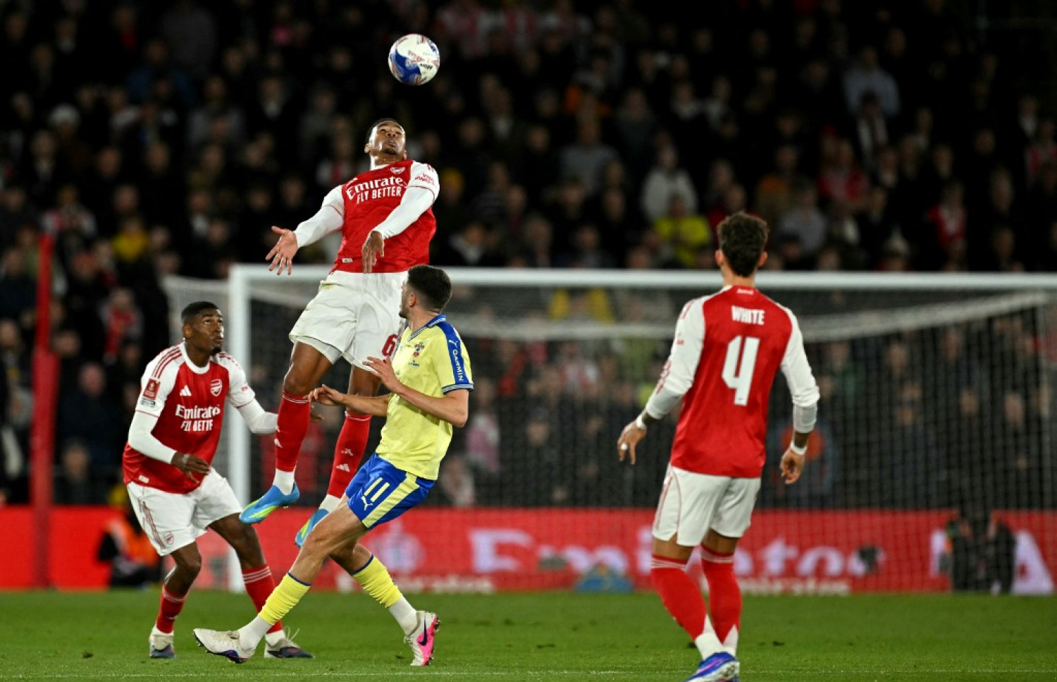 ސައުތެމްޓަނާ ދެކޮޅަށް އެފްއޭ ކަޕްގައި އާސެނަލް ކުޅުނު މެޗުގައި ޑިފެންޑަރު ގެބްރިއެލް.-- ފޮޓޯ: އޭއެފްޕީ