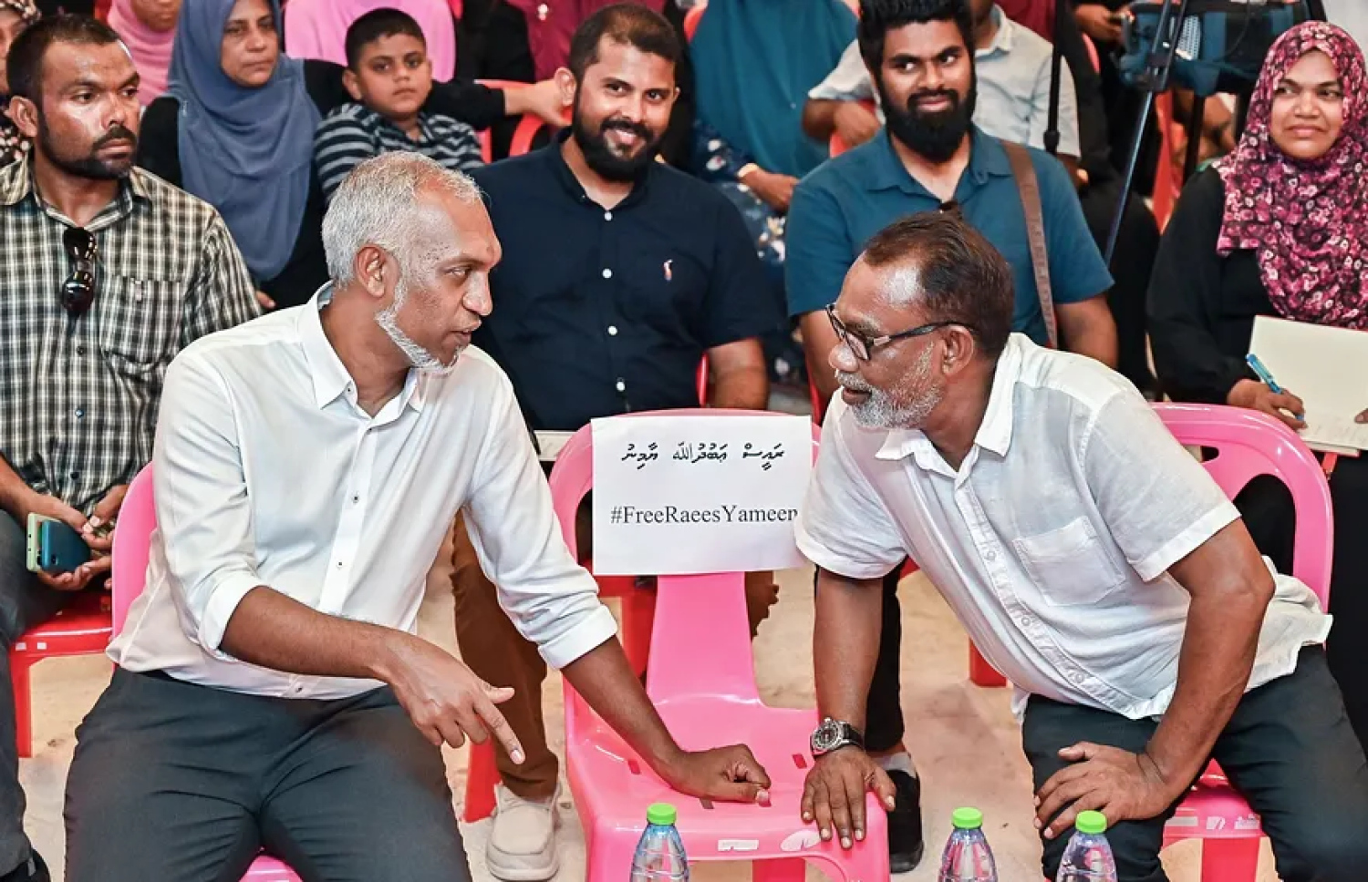 ރައީސް މުއިއްޒުގެ ރިޔާސީ ކެމްޕެއިނުގައި ރައީސް ޔާމީންގެ ހުސްގޮނޑި ބޭނުންކުރައްވަނީ. ފޮޓޯ: ނިޝާން އަލީ | މިހާރު