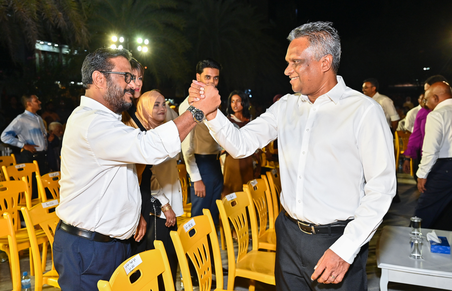 ހޮނިހިރު ދުވަހު ބޭއްވި ކައުންސިލް އިންތިހާބުގައި އެމްޑީޕީން ހޯދި ކާމިޔާބީ ފާހަގަކުރަން ބޭއްވި ޖަލްސާގައި، މާލޭ ސިޓީގެ މޭޔަރުކަމުގެ އިންތިހާބު ކާމިޔާބު ކުރެއްވި އާދަމް އާޒިމް މީހަކާ ސަލާން ކުރައްވަނީ  --- މިހާރު ފޮޓޯ/ފަޔާޒު މޫސާ